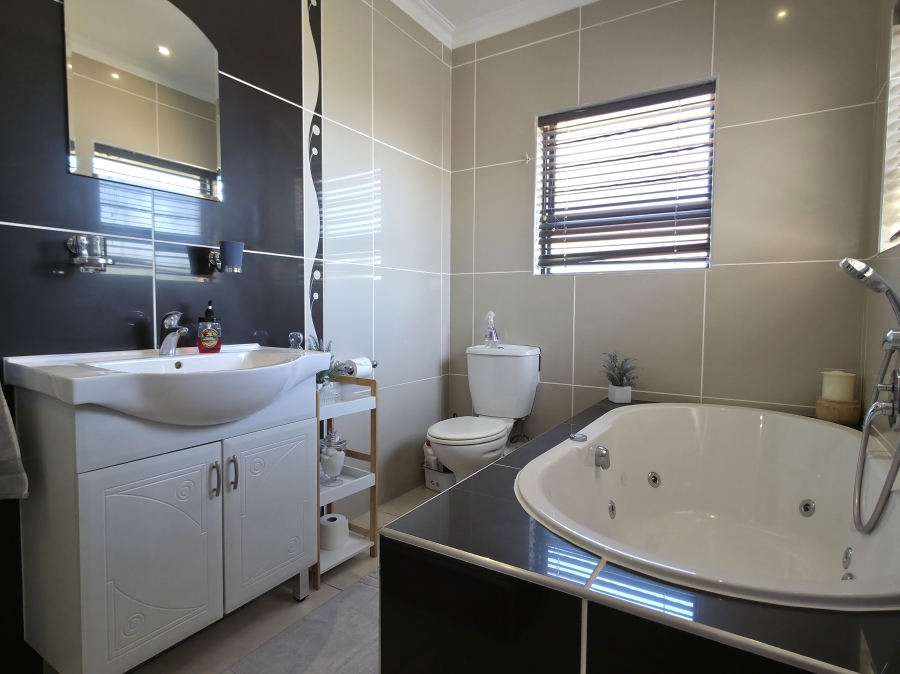 5 Bedroom Property for Sale in Wavecrest Eastern Cape